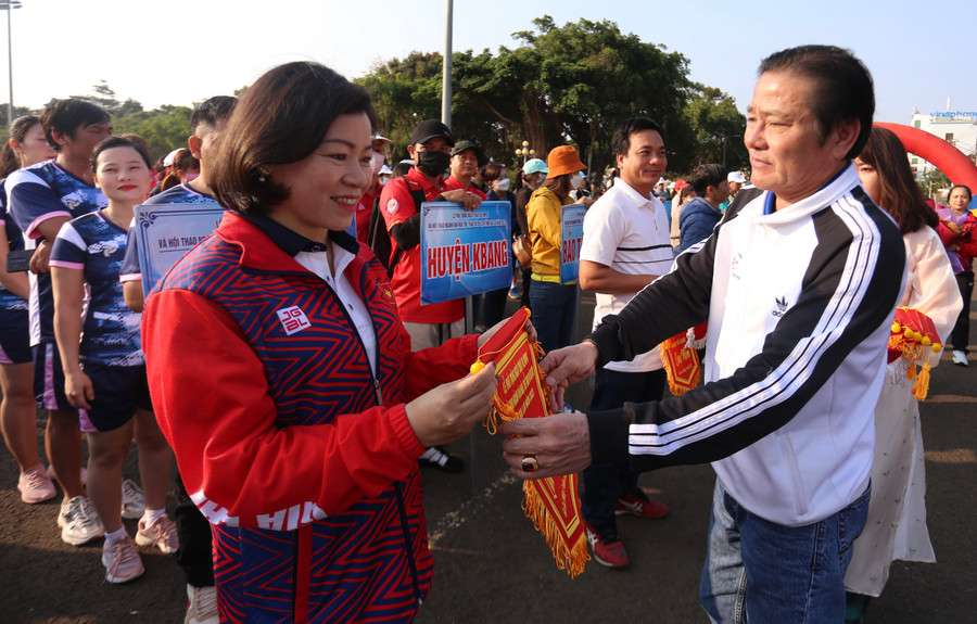 Giám đốc Sở Văn hóa-Thể thao và Du lịch Trần Ngọc Nhung trao cờ lưu niệm cho các đoàn tham gia Hội thao. Ảnh: Văn Ngọc Giám đốc Sở Văn hóa-Thể thao và Du lịch Trần Ngọc Nhung trao cờ lưu niệm cho các đoàn tham gia Hội thao. Ảnh: Văn Ngọc