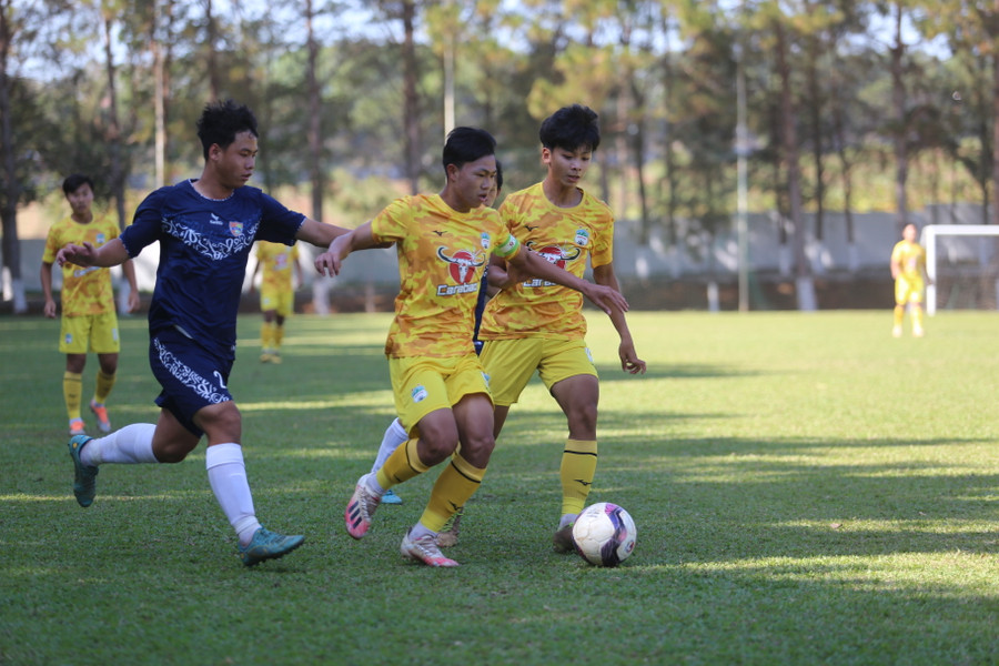U17 HAGL (phải) đã chơi lấn lướt trước U17 Đak Lak. Ảnh: Văn Ngọc