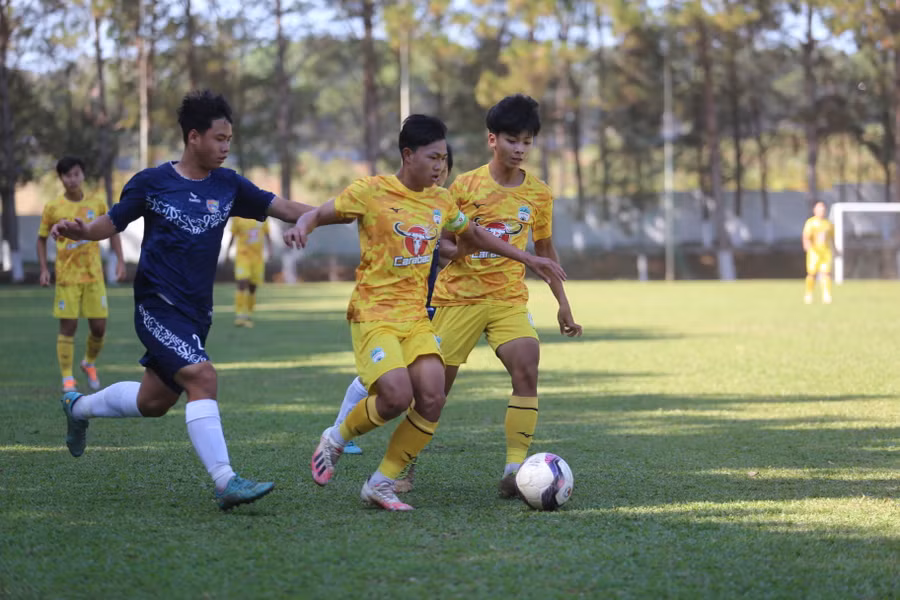 U17 HAGL (phải) đã chơi lấn lướt trước U17 Đak Lak. Ảnh: Văn Ngọc