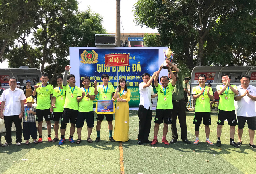 Đội bóng Sở Nội vụ đã giành Cúp vô địch. Ảnh: Văn Ngọc Đội bóng Sở Nội vụ đã giành Cúp vô địch. Ảnh: Văn Ngọc