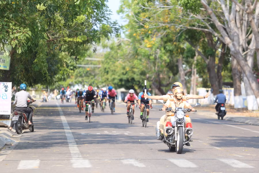 Lực lượng Cảnh sát Giao thông (Công an thị xã Ayun Pa) đảm bảo tuyệt đối an toàn cho đoàn đua. Ảnh: Văn Ngọc