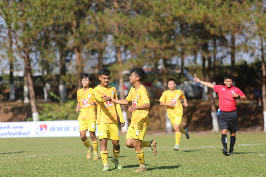 U17 HAGL (phải) đã chơi lấn lướt trước U17 Đak Lak. Ảnh: Văn Ngọc U17 HAGL (phải) đã chơi lấn lướt trước U17 Đak Lak. Ảnh: Văn Ngọc