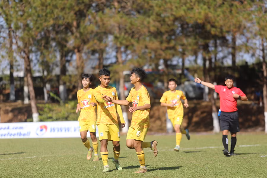 U17 HAGL (phải) đã chơi lấn lướt trước U17 Đak Lak. Ảnh: Văn Ngọc