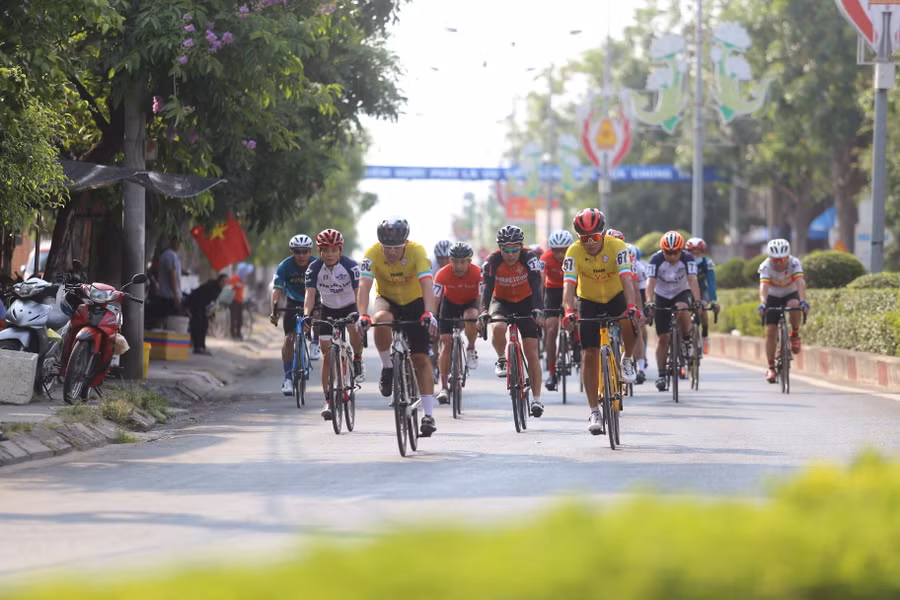 Các VĐV chạy 10 vòng xung quanh thị xã Ayun Pa. Ảnh: Văn Ngọc