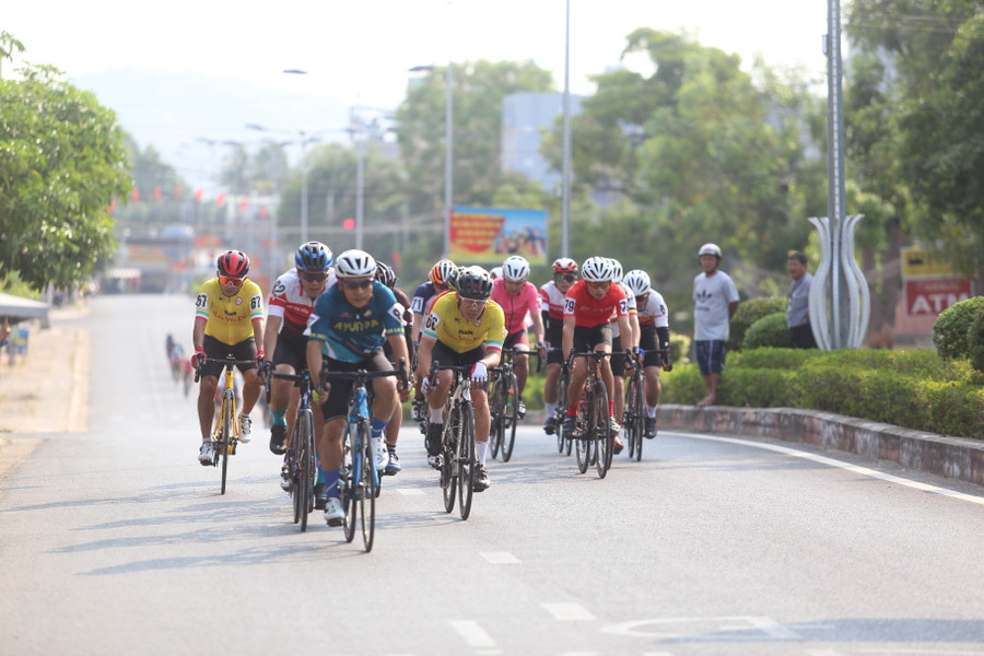 Các VĐV đã đua trên khoảng 30 km đường trung tâm thị xã Ayun Pa. Ảnh: Văn Ngọc Các VĐV đã đua trên khoảng 30 km đường trung tâm thị xã Ayun Pa. Ảnh: Văn Ngọc
