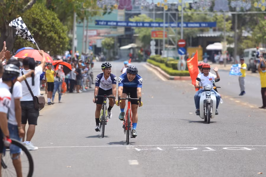 Cua rơ Đặng Ngọc Hạnh (phải) vỡ òa khi cán đích đầu tiên ở nội dung cá nhân nam trẻ. Ảnh: Văn Ngọc