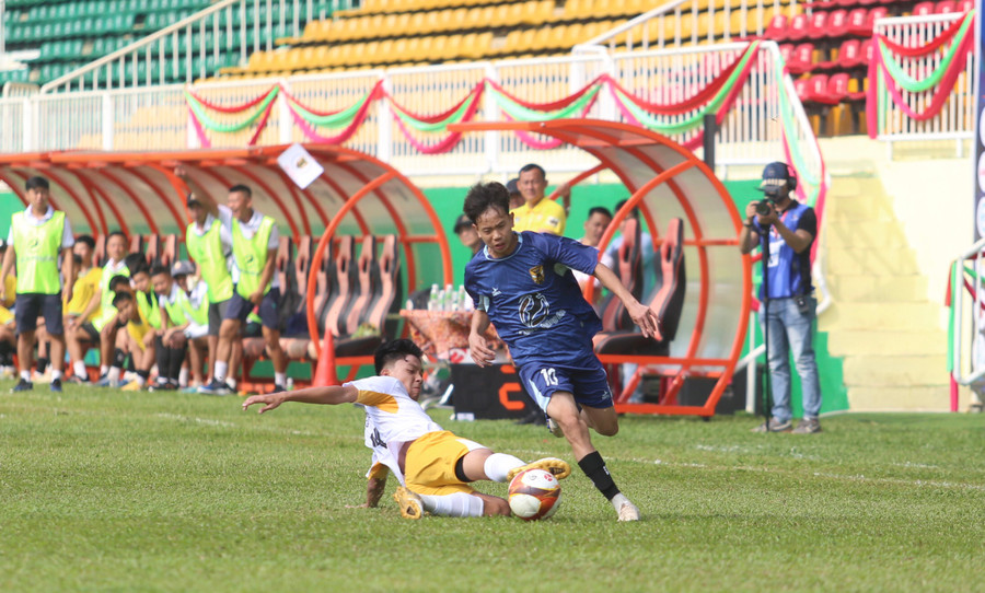 Các cầu thủ U13 Kon Tum và U13 Juventus Việt Nam đã cầm chân nhau với tỷ số 2-2. Ảnh: Văn Ngọc Các cầu thủ U13 Kon Tum và U13 Juventus Việt Nam đã cầm chân nhau với tỷ số 2-2. Ảnh: Văn Ngọc