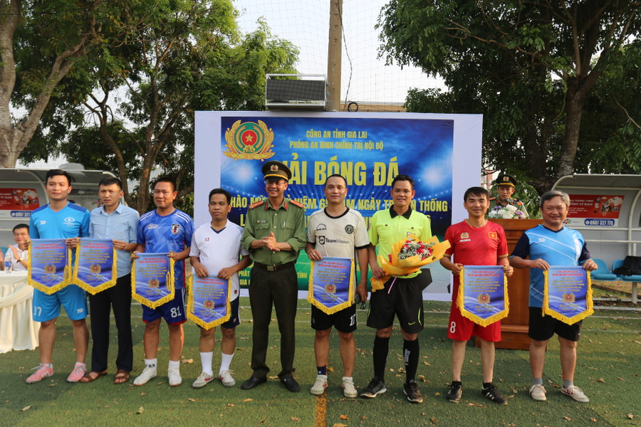 7 đội bóng sẽ tranh tài ở giải đấu năm nay. Ảnh: Văn Ngọc 7 đội bóng sẽ tranh tài ở giải đấu năm nay. Ảnh: Văn Ngọc