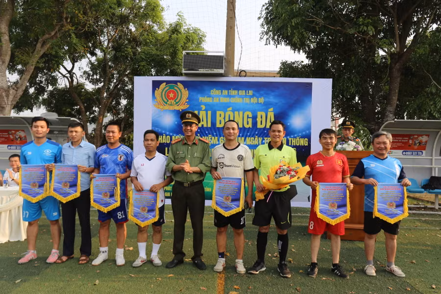 7 đội bóng sẽ tranh tài ở giải đấu năm nay. Ảnh: Văn Ngọc