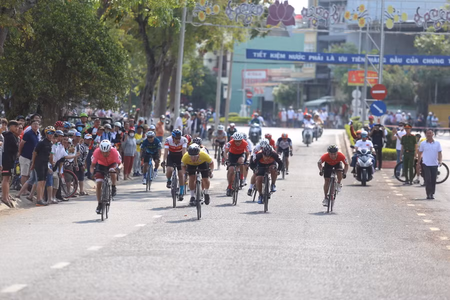 Khán giả Ayun Pa hò reo cổ vũ nồng nhiệt cho các VĐV. Ảnh: Văn Ngọc