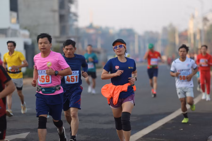 Phó Chủ tịch UBND tỉnh Nguyễn Hữu Quế (số đeo 459) tham gia chạy ở giải năm nay. Ảnh: Hà Phương