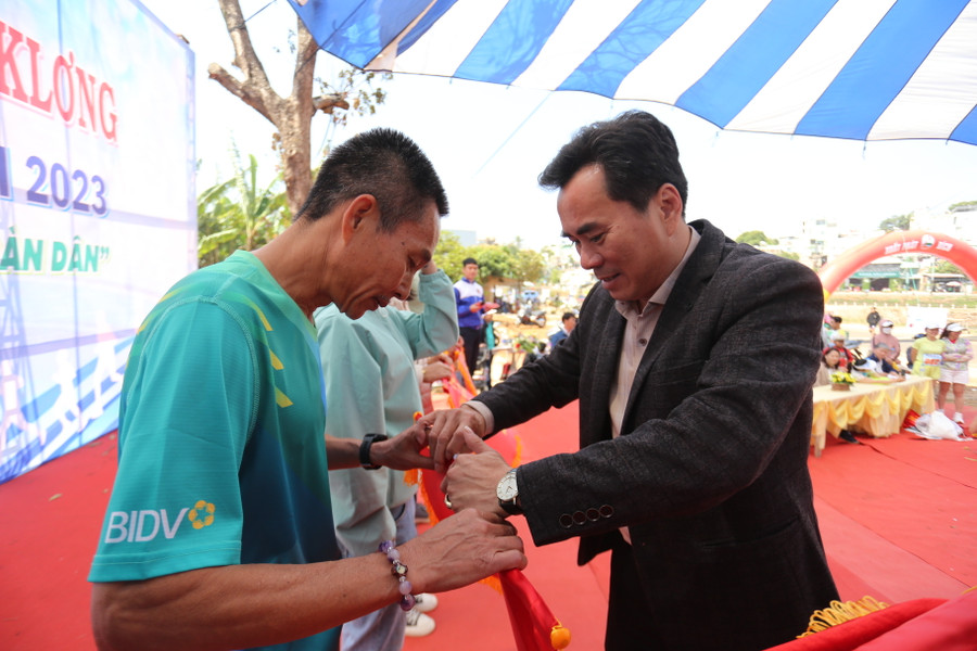 Phó Chủ tịch UBND TP. Pleiku Nguyễn Hữu Sung (phải) trao thưởng cho các đơn vị đạt giải toàn đoàn nam chính-nữ chính. Ảnh: Văn Ngọc Phó Chủ tịch UBND TP. Pleiku Nguyễn Hữu Sung (phải) trao thưởng cho các đơn vị đạt giải toàn đoàn nam chính-nữ chính. Ảnh: Văn Ngọc