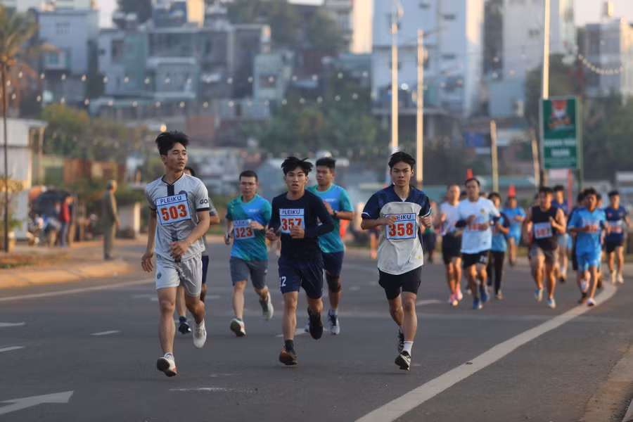 Ban tổ chức đã giới hạn thời gian cho từng cự ly. Ảnh: Hà Phương