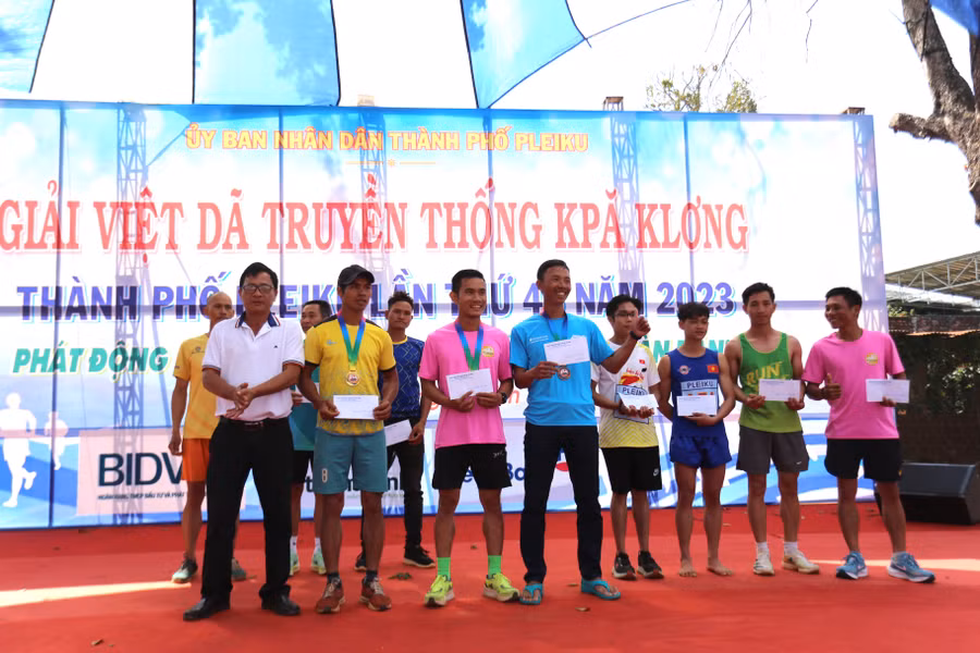 Ban tổ chức trao giải cho 10 VĐV đạt thứ hạng cao nhất ở nội dung 10 km nam chính. Ảnh: Văn Ngọc