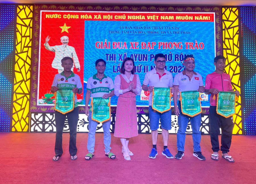 Ban tổ chức trao giải cho các CLB giành thứ hạng cao ở nội dung đồng đội nam trung. Ảnh: Văn Ngọc Ban tổ chức trao giải cho các CLB giành thứ hạng cao ở nội dung đồng đội nam trung. Ảnh: Văn Ngọc