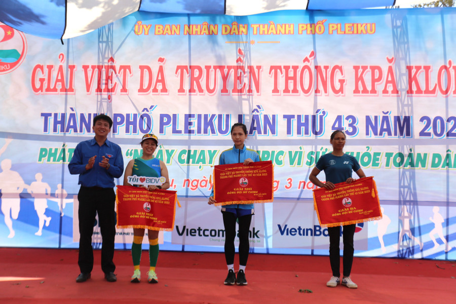 Các đơn vị đạt thứ hạng cao nhất ở nội dung đồng đội nữ chính. Ảnh: Văn Ngọc Các đơn vị đạt thứ hạng cao nhất ở nội dung đồng đội nữ chính. Ảnh: Văn Ngọc