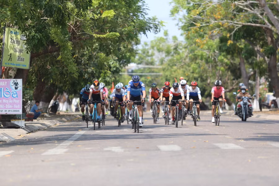 Màn tranh tài ở nội dung đồng đội thể hiện dấu ấn chiến thuật của các CLB. Ảnh: Văn Ngọc
