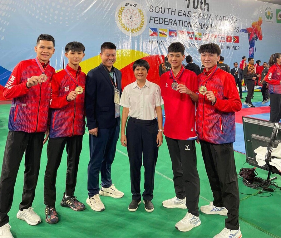 Văn Khải (bìa phải) đã mang về tấm huy chương danh giá cho đoàn VĐV Việt Nam cũng như cho thể thao Gia Lai. Ảnh: Công Tuấn Văn Khải (bìa phải) đã mang về tấm huy chương danh giá cho đoàn VĐV Việt Nam cũng như cho thể thao Gia Lai. Ảnh: Công Tuấn