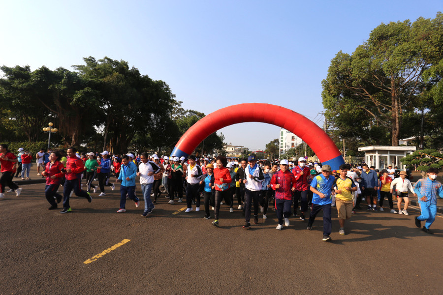 2.500 người đã chạy hưởng ứng với cự ly 1 km. Ảnh: Văn Ngọc 2.500 người đã chạy hưởng ứng với cự ly 1 km. Ảnh: Văn Ngọc