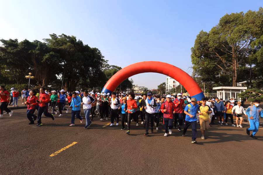 2.500 người đã chạy hưởng ứng với cự ly 1 km. Ảnh: Văn Ngọc