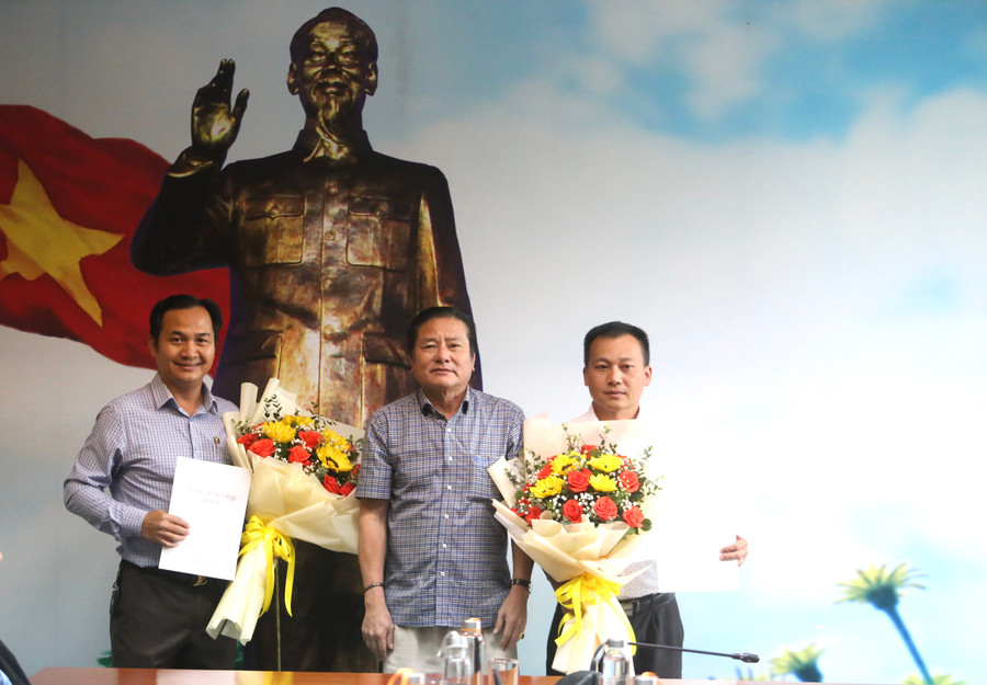 Ông Trần Bảo Sơn (bìa trái) và ông Trần Thanh Tùng (bìa phải) nhận quyết định bổ nhiệm. Ảnh: Văn Ngọc Ông Trần Bảo Sơn (bìa trái) và ông Trần Thanh Tùng (bìa phải) nhận quyết định bổ nhiệm. Ảnh: Văn Ngọc