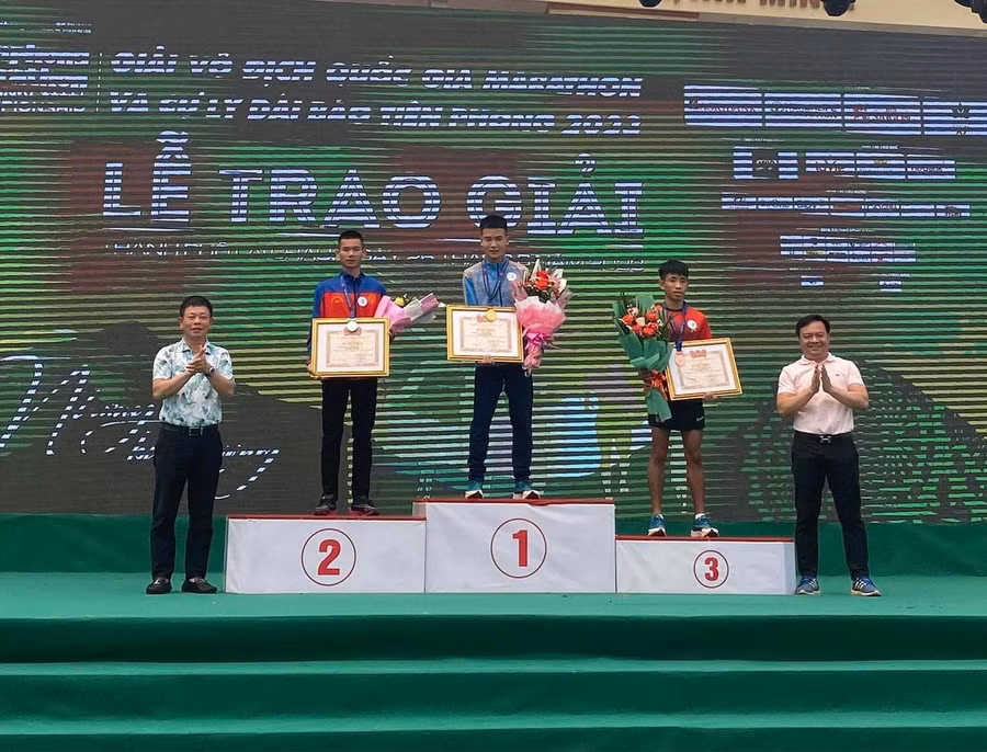 Các VĐV Gia Lai nhận huy chương vàng nội dung đồng đội nam trẻ cự ly 10 km. Ảnh: Thành Đạt