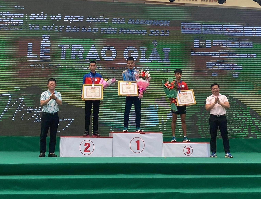 Các VĐV Gia Lai nhận huy chương vàng nội dung đồng đội nam trẻ cự ly 10 km. Ảnh: Thành Đạt Các VĐV Gia Lai nhận huy chương vàng nội dung đồng đội nam trẻ cự ly 10 km. Ảnh: Thành Đạt