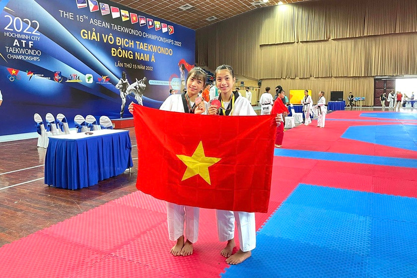Cặp song sinh Nguyễn Thị Loan và Nguyễn Thị Loan giành thành tích cao ở Giải Vô địch Taekwondo Đông Nam Á năm 2022. Ảnh: Nguyễn Nhật