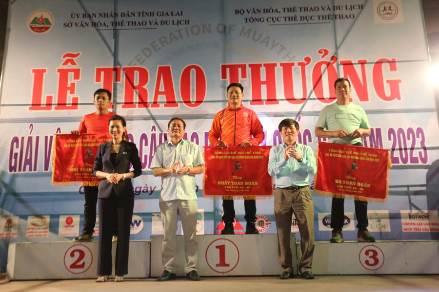 Ban tổ chức trao giải cho các đoàn đạt thứ hạng cao ở lứa tuổi 18-40. Ảnh: Văn Ngọc