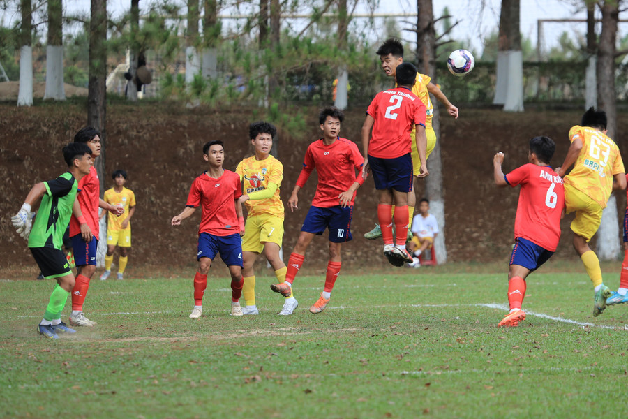 2 đội nhập cuộc khá thận trọng bởi tính chất quan trọng của trận đấu. Ảnh: Thịnh Nguyễn