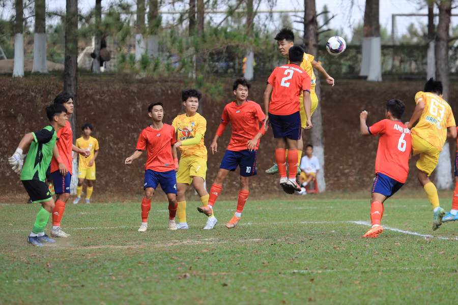 2 đội nhập cuộc khá thận trọng bởi tính chất quan trọng của trận đấu. Ảnh: Thịnh Nguyễn