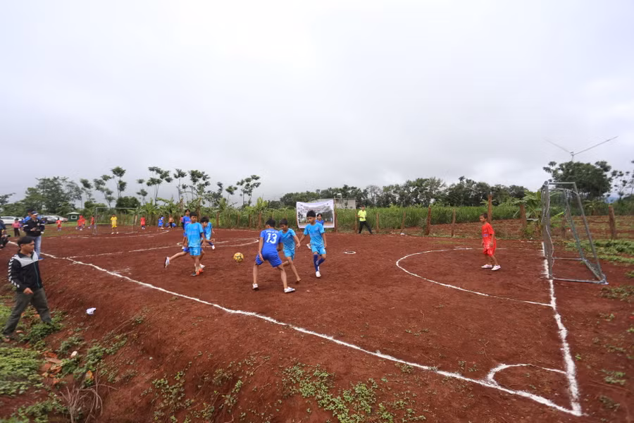 Bãi đất trống của làng trở thành sân bóng. Ảnh: Văn Ngọc