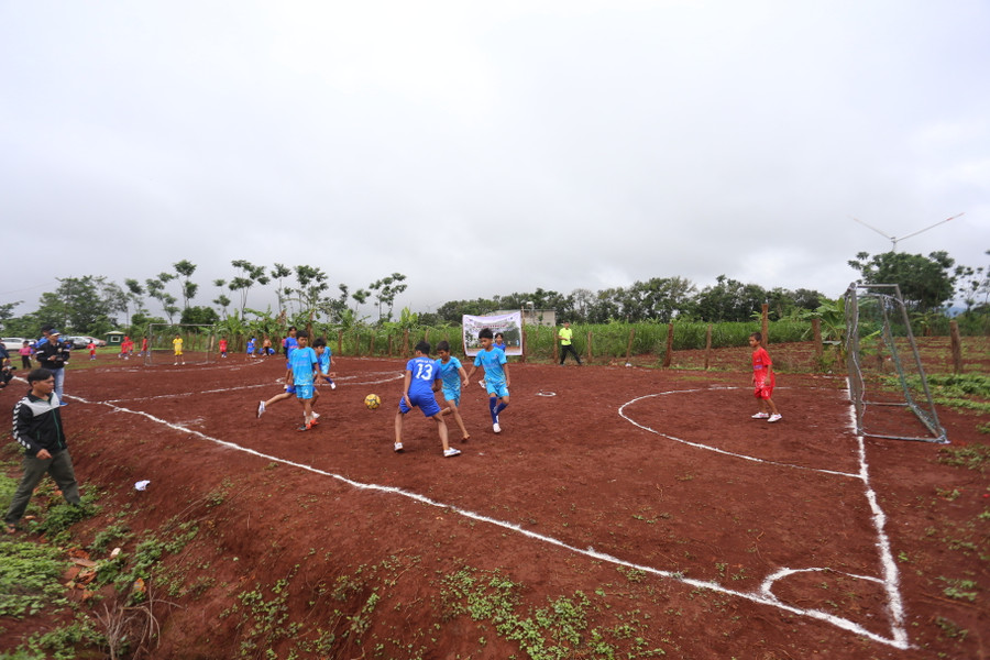 Bãi đất trống của làng trở thành sân bóng. Ảnh: Văn Ngọc Bãi đất trống của làng trở thành sân bóng. Ảnh: Văn Ngọc