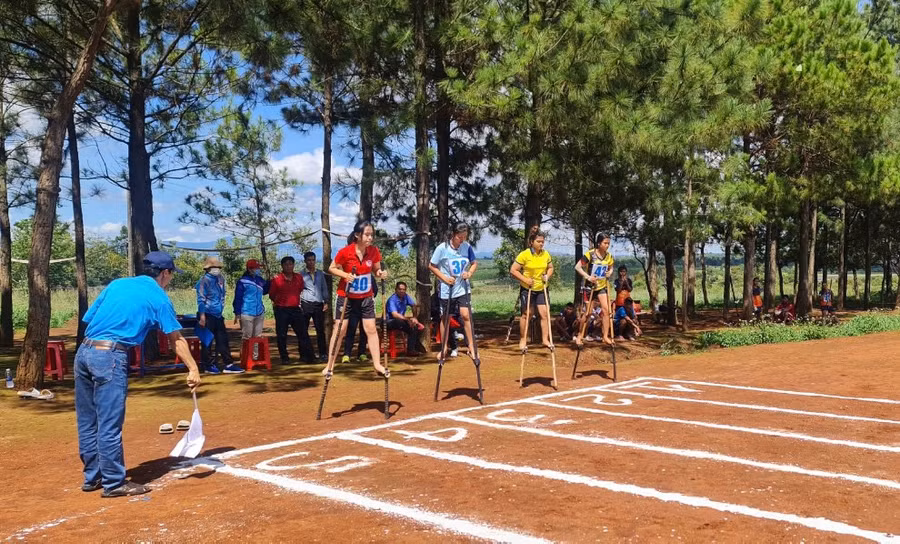 Môn Cà kheo được tranh tài ở sân thể dục của Trường THPT Nguyễn Chí Thanh. Ảnh: Văn Ngọc