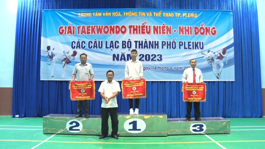 Ban tổ chức trao giải toàn đoàn cho các CLB có thành tích tốt nhất. Ảnh: Văn Ngọc Ban tổ chức trao giải toàn đoàn cho các CLB có thành tích tốt nhất. Ảnh: Văn Ngọc