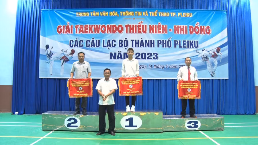 Ban tổ chức trao giải toàn đoàn cho các CLB có thành tích tốt nhất. Ảnh: Văn Ngọc