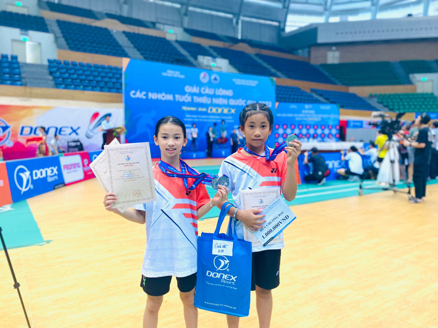 Cặp tay vợt nhí Xuân Thảo (phải) và Khả Ngân đã giành huy chương bạc ở giải đấu. Ảnh: Hùng Nguyễn
