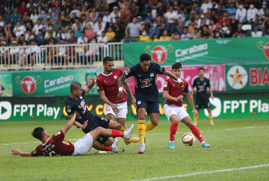 HAGL đã tạo ra sức ép đáng kể về phía đội bóng Sài thành. Ảnh: Văn Ngọc