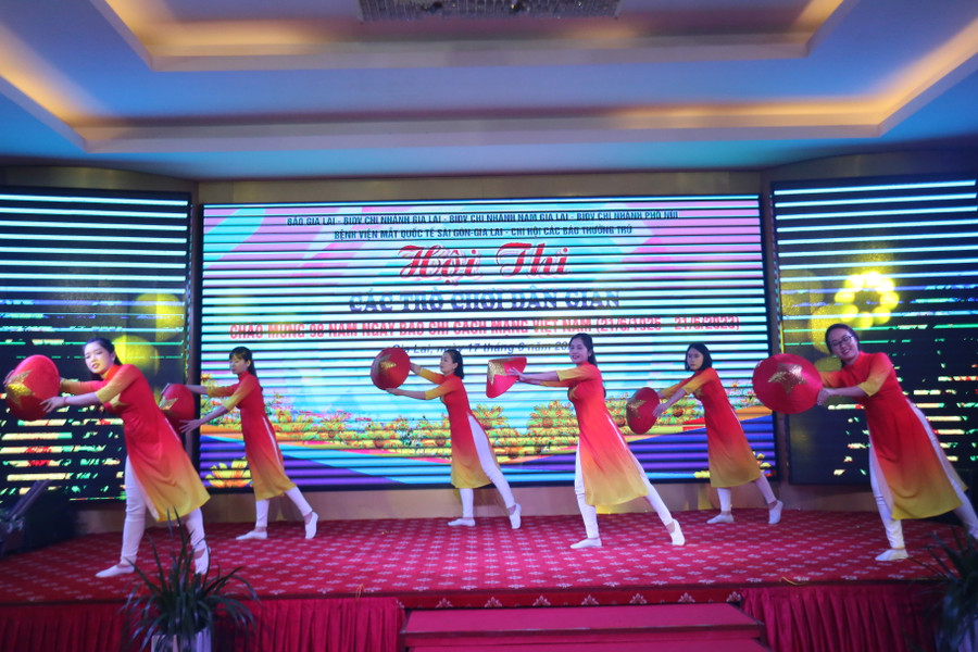 Phần trình diễn văn nghệ ấn tượng của các cô gái đến từ BIDV chi nhánh Phố Núi. Ảnh: Văn Ngọc Phần trình diễn văn nghệ ấn tượng của các cô gái đến từ BIDV chi nhánh Phố Núi. Ảnh: Văn Ngọc