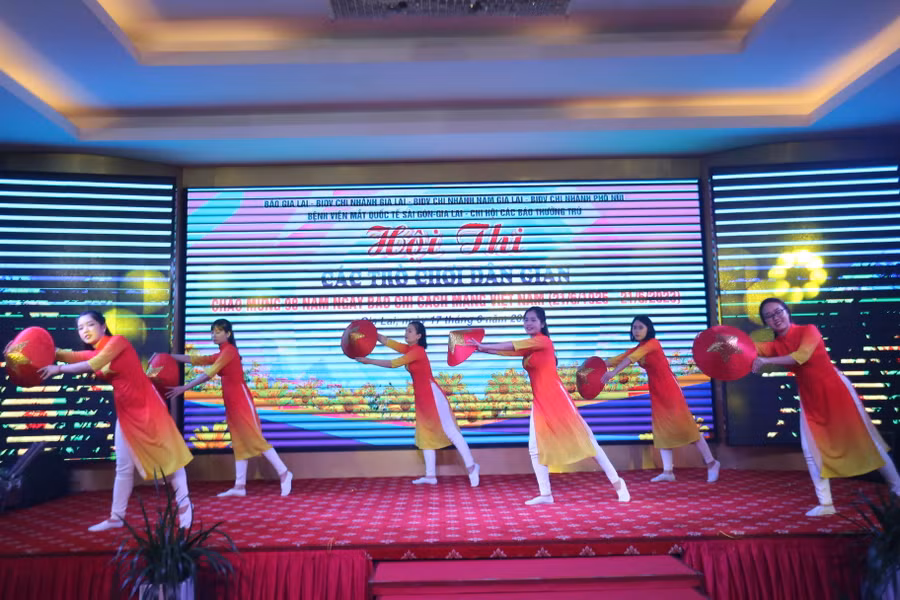 Phần trình diễn văn nghệ ấn tượng của các cô gái đến từ BIDV chi nhánh Phố Núi. Ảnh: Văn Ngọc