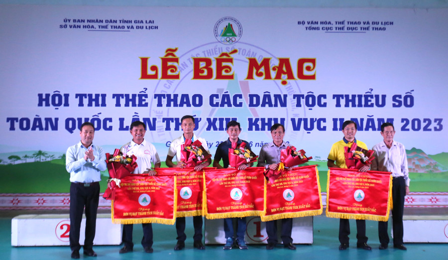 Ban tổ chức trao giải cho 5 đơn vị có thành tích xuất sắc nhất ở Hội thi. Ảnh: Văn Ngọc Ban tổ chức trao giải cho 5 đơn vị có thành tích xuất sắc nhất ở Hội thi. Ảnh: Văn Ngọc