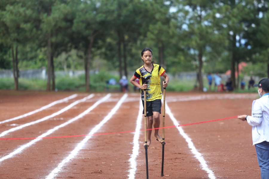 Cô gái 12 tuổi Rơ Mah Đới đã giành huy chương vàng ở cự ly 800 m nữ. Ảnh: Văn Ngọc
