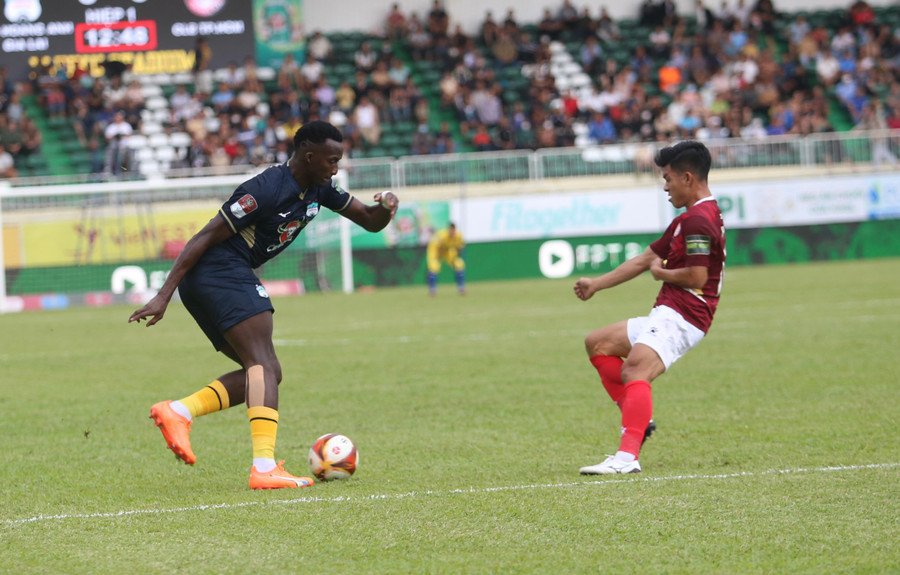 TP. Hồ Chí Minh (phải) đã giữ lại 1 điểm quý giá trên sân Pleiku. Ảnh: Văn Ngọc