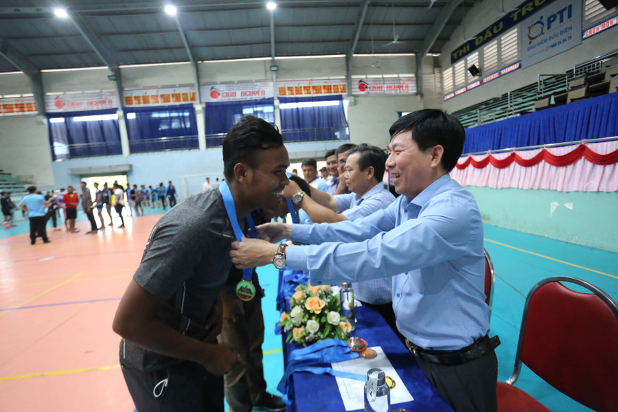 Ban tổ chức trao thưởng cho các cầu thủ ở môn bóng đá. Ảnh: Văn Ngọc