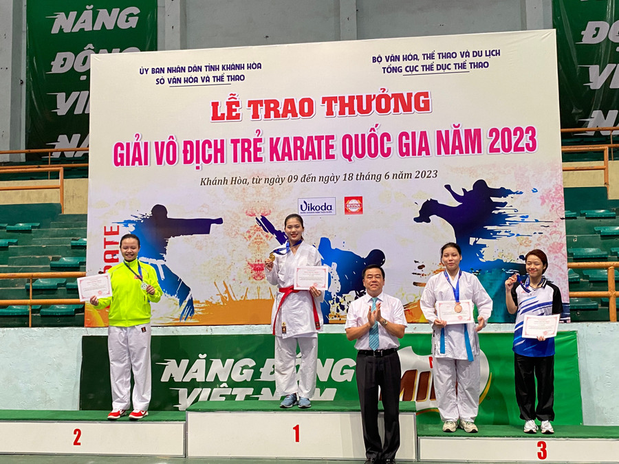 Ban tổ chức trao huy chương vàng cho VĐV Nguyễn Thị Hà Phương của đơn vị Gia Lai. Ảnh: Công Tuấn Ban tổ chức trao huy chương vàng cho VĐV Nguyễn Thị Hà Phương của đơn vị Gia Lai. Ảnh: Công Tuấn