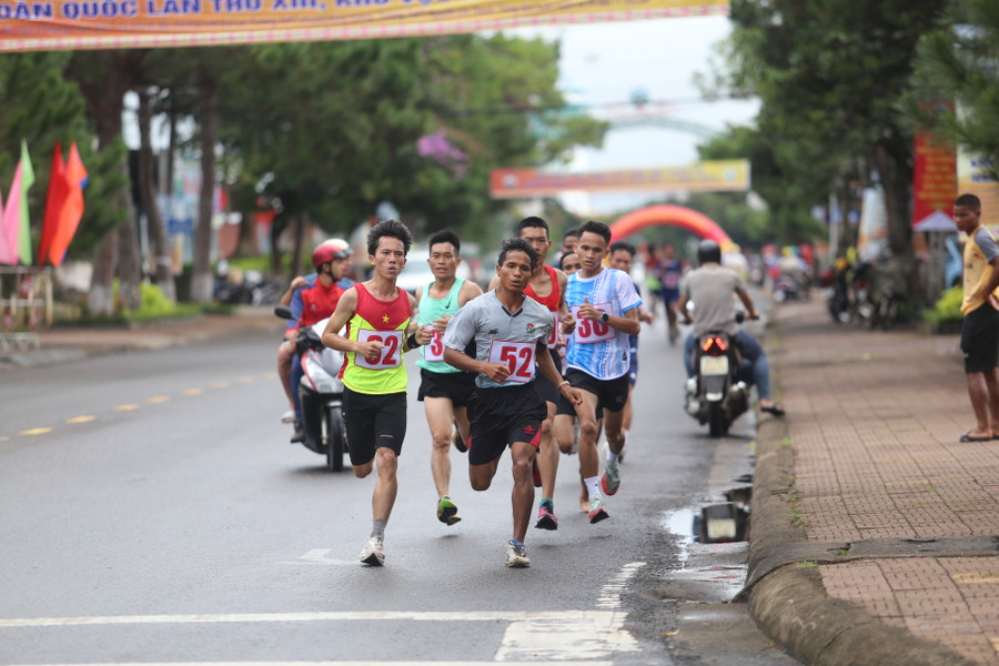 Các VĐV so tài nảy lửa trên đường chạy. Ảnh: Văn Ngọc