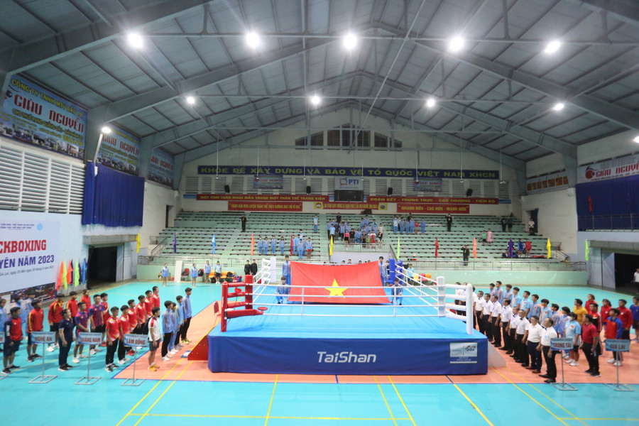 Võ đài tại Nhà thi đấu thể thao tỉnh mở cửa miễn phí đón khán giả đến theo dõi giải đấu. Ảnh: Văn Ngọc
