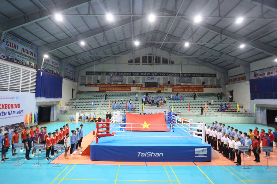 Võ đài tại Nhà thi đấu thể thao tỉnh mở cửa miễn phí đón khán giả đến theo dõi giải đấu. Ảnh: Văn Ngọc