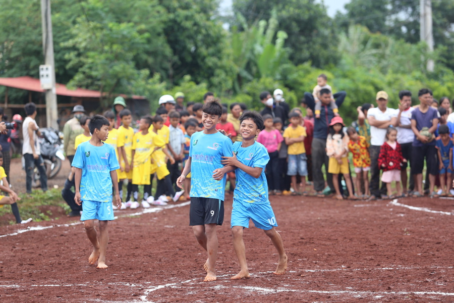 Các cậu bé Jrai không giấu được vẻ rạng rỡ khi chơi bóng. Ảnh: Văn Ngọc Các cậu bé Jrai không giấu được vẻ rạng rỡ khi chơi bóng. Ảnh: Văn Ngọc