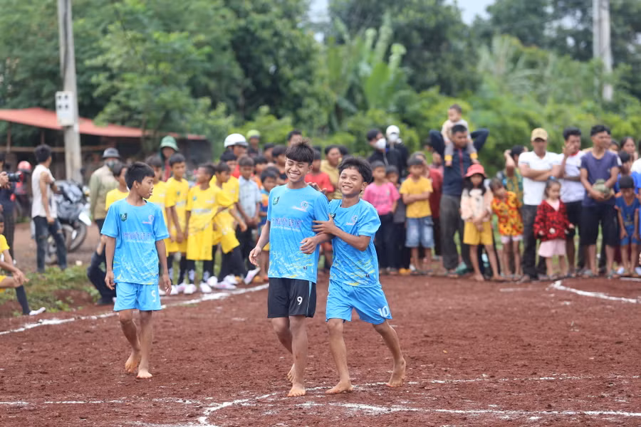 Các cậu bé Jrai không giấu được vẻ rạng rỡ khi chơi bóng. Ảnh: Văn Ngọc